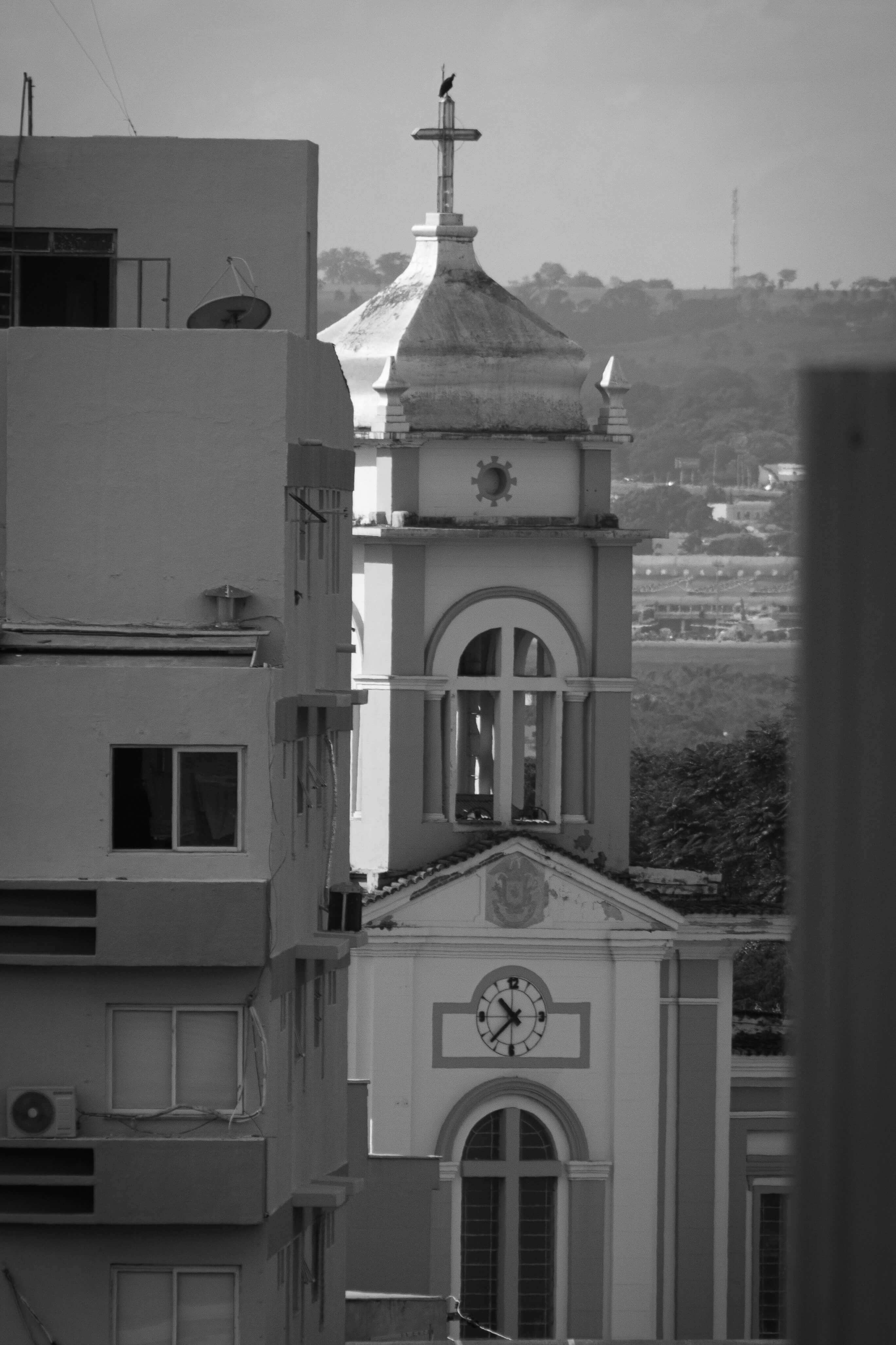 Uma igreja em preto e branco de Goiânia