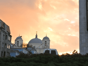 Igreja com por do sol ao fundo